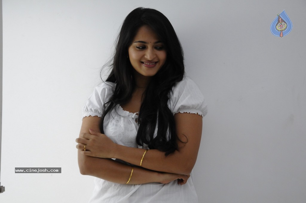 Anushka New Photos - 6 / 22 photos