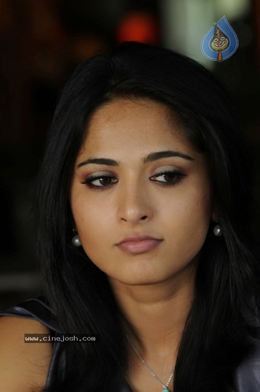 Anushka New Stills - 10 / 58 photos