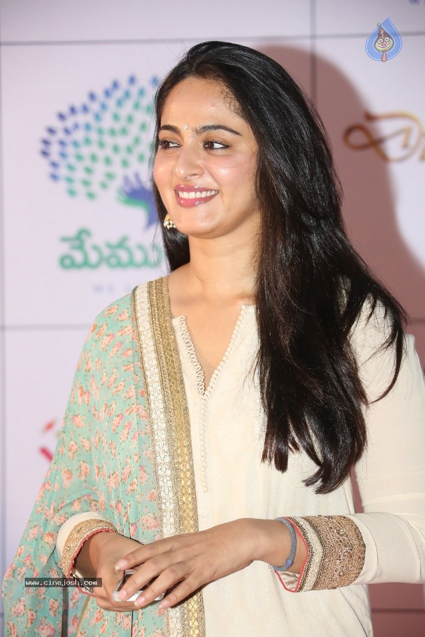 Anushka New Stills - 6 / 28 photos