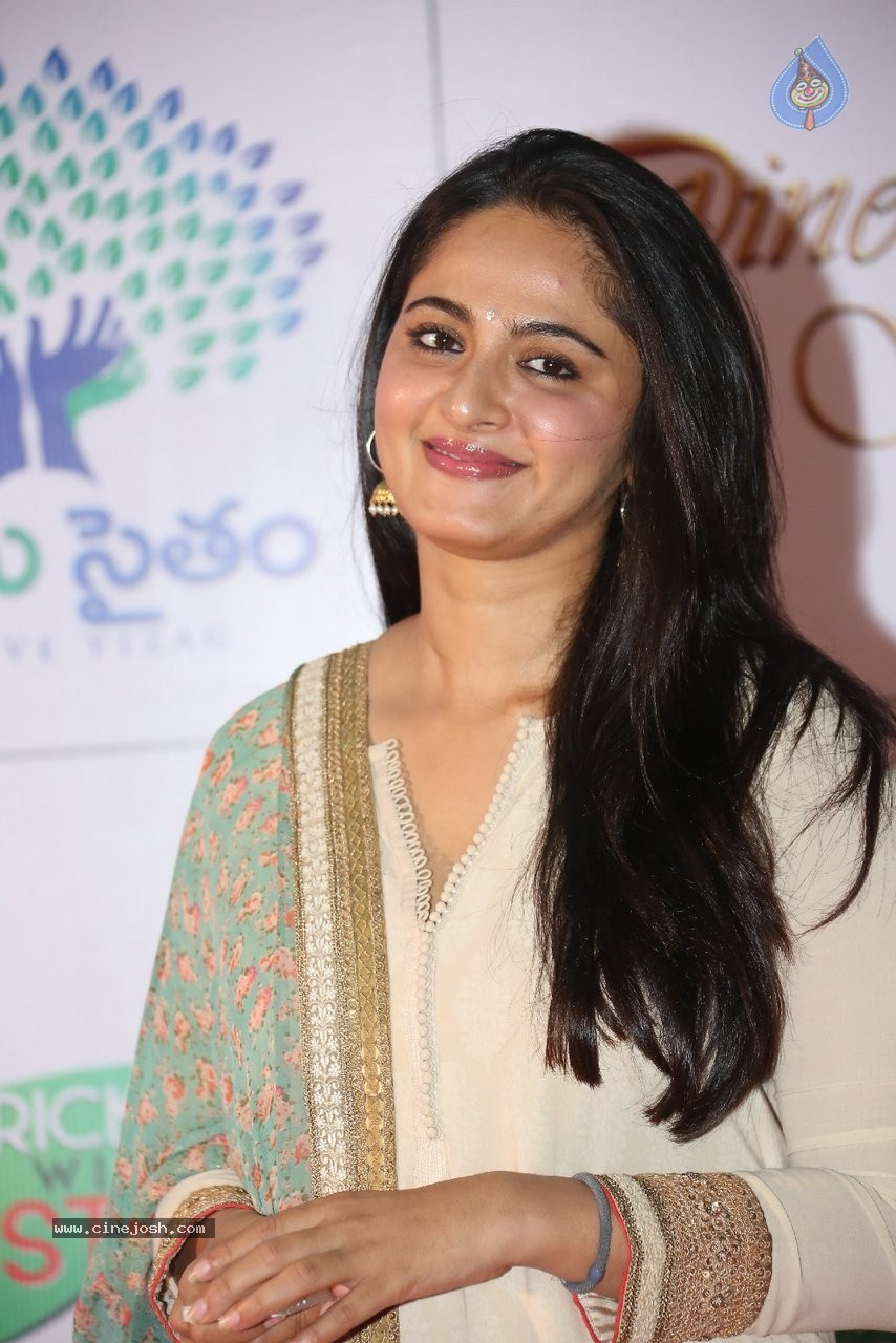 Anushka New Stills - 7 / 28 photos