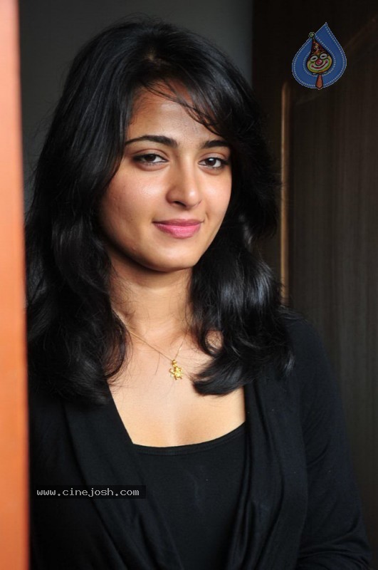 Anushka Photo Gallery - 1 / 42 photos