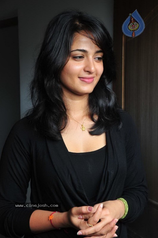 Anushka Photo Gallery - 20 / 42 photos