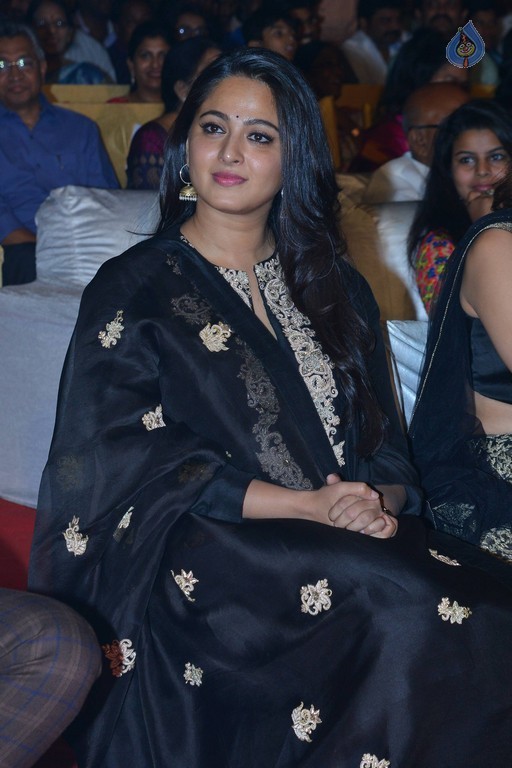 Anushka Shetty Images - 16 / 22 photos