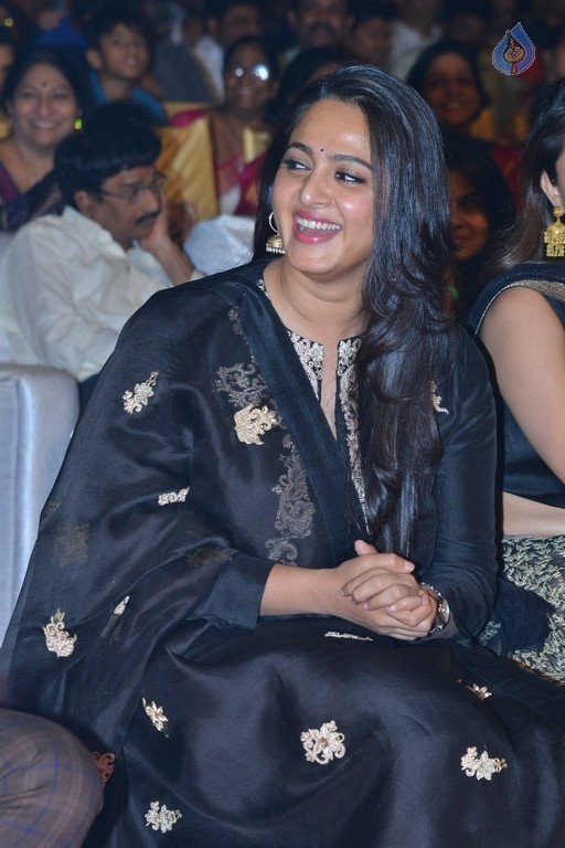 Anushka Shetty Images - 17 / 22 photos