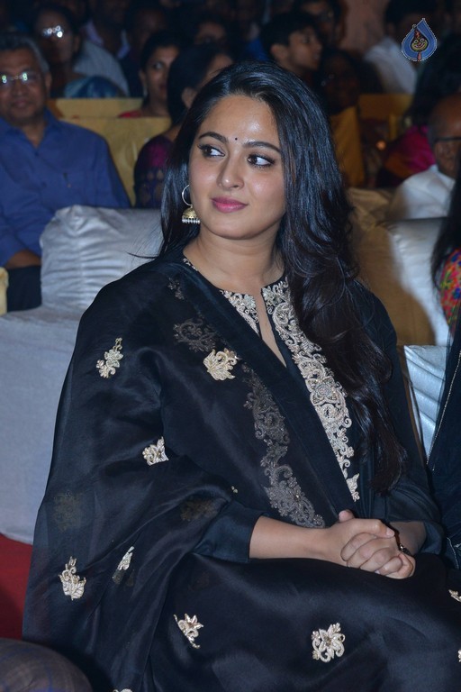 Anushka Shetty Images - 18 / 22 photos