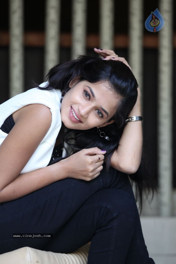 Anvika New Stills - 66 / 119 photos