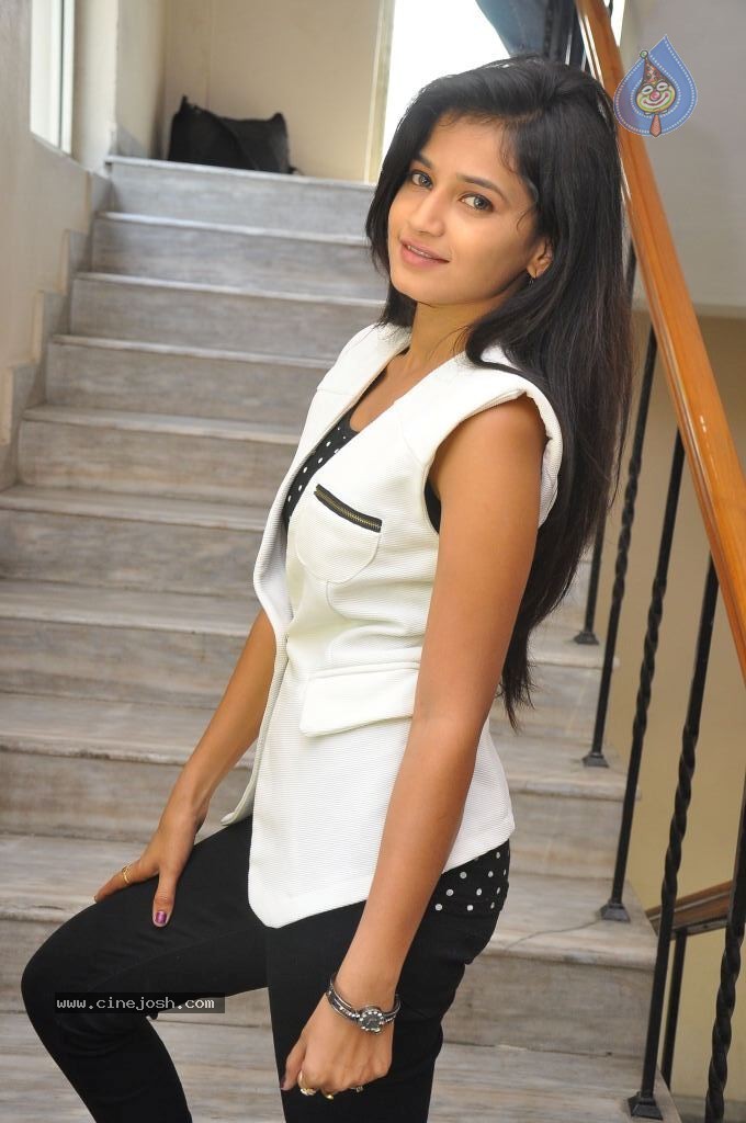 Anvika New Stills - 67 / 119 photos