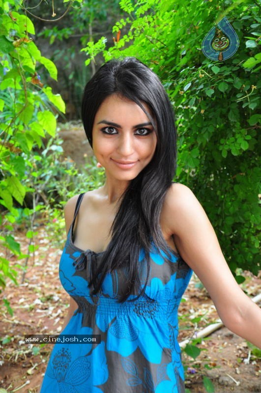 Aparna Sharma Hot Stills - 96 / 167 photos