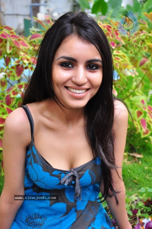 Aparna Sharma Hot Stills - 149 / 167 photos