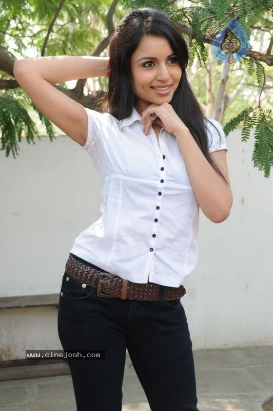 Aparna Sharma Stills - 33 / 56 photos