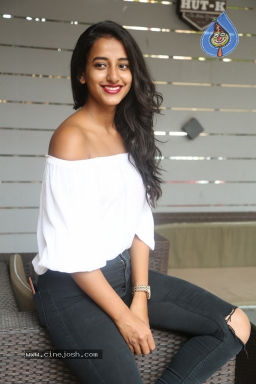 Apoorva Stills - 12 / 21 photos