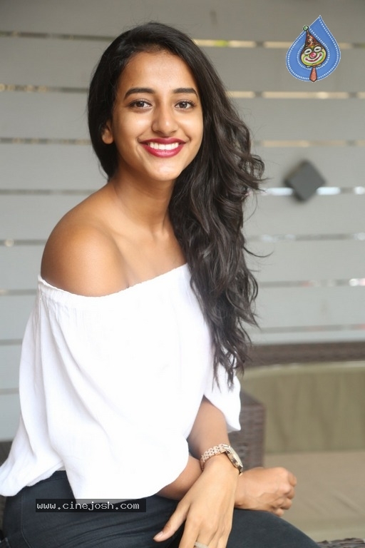 Apoorva Stills - 14 / 21 photos