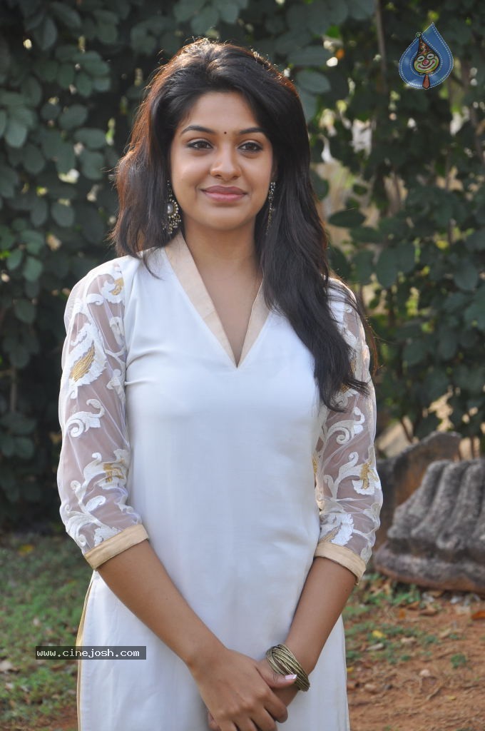 Archana Kavi Stills - 15 / 75 photos