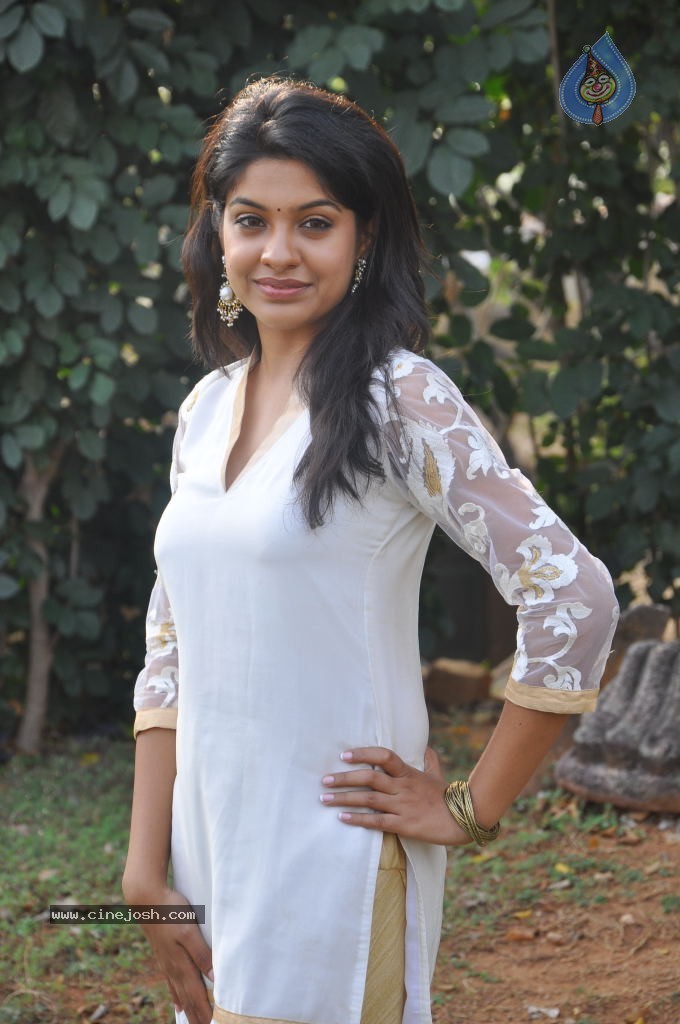 Archana Kavi Stills - 39 / 75 photos