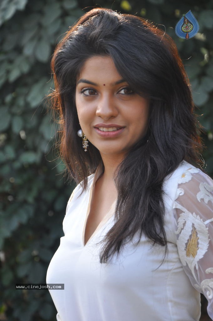 Archana Kavi Stills - 40 / 75 photos