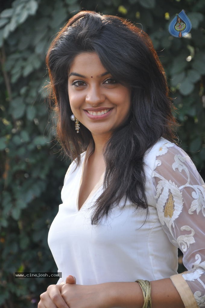 Archana Kavi Stills - 42 / 75 photos