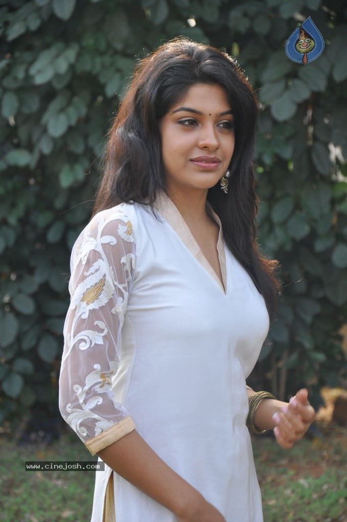 Archana Kavi Stills - 54 / 75 photos