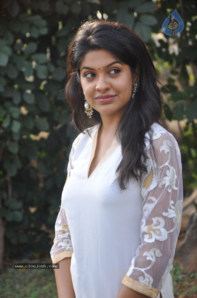 Archana Kavi Stills - 59 / 75 photos