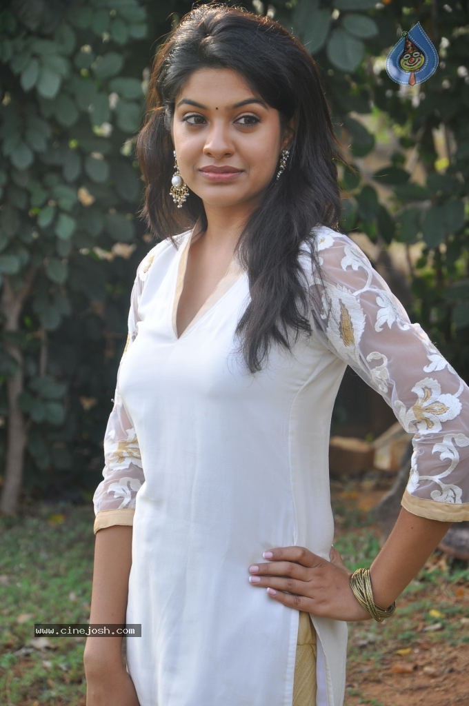 Archana Kavi Stills - 60 / 75 photos