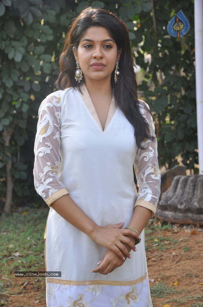 Archana Kavi Stills - 64 / 75 photos