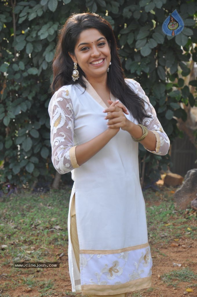 Archana Kavi Stills - 70 / 75 photos