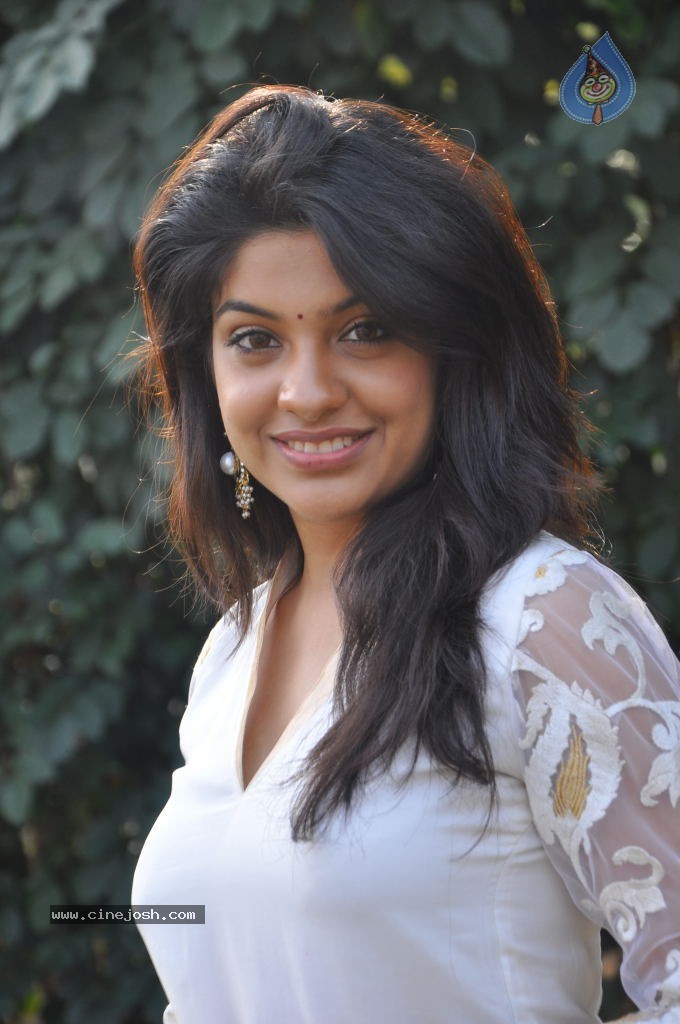 Archana Kavi Stills - 71 / 75 photos