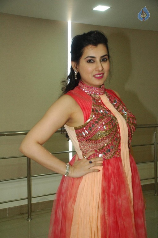 Archana New Pics - 24 / 25 photos