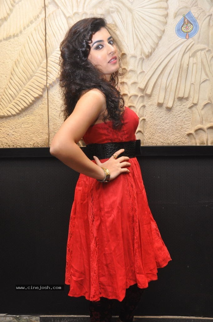 Archana New Stills - 33 / 68 photos