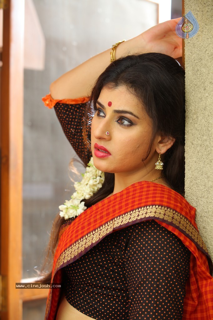 Archana Pics - 11 / 38 photos