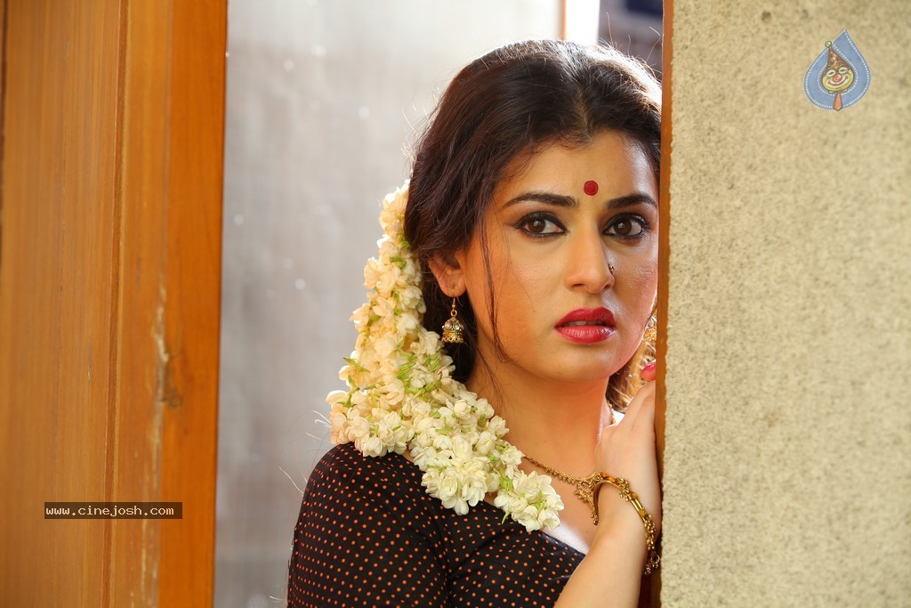 Archana Pics - 13 / 38 photos