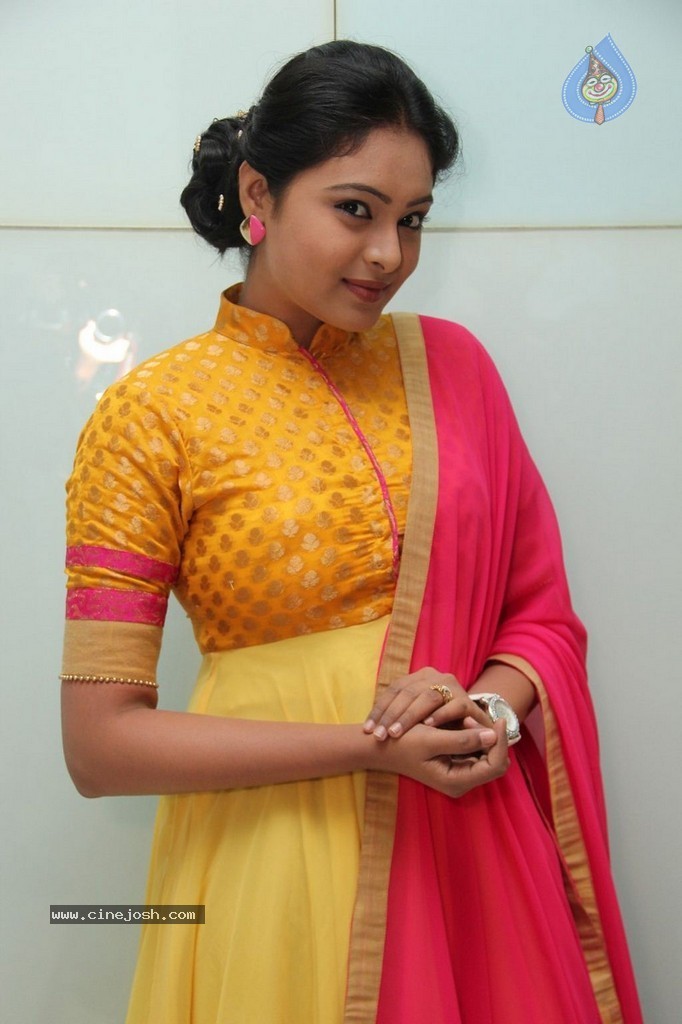 Arundhati New Stills - 26 / 37 photos