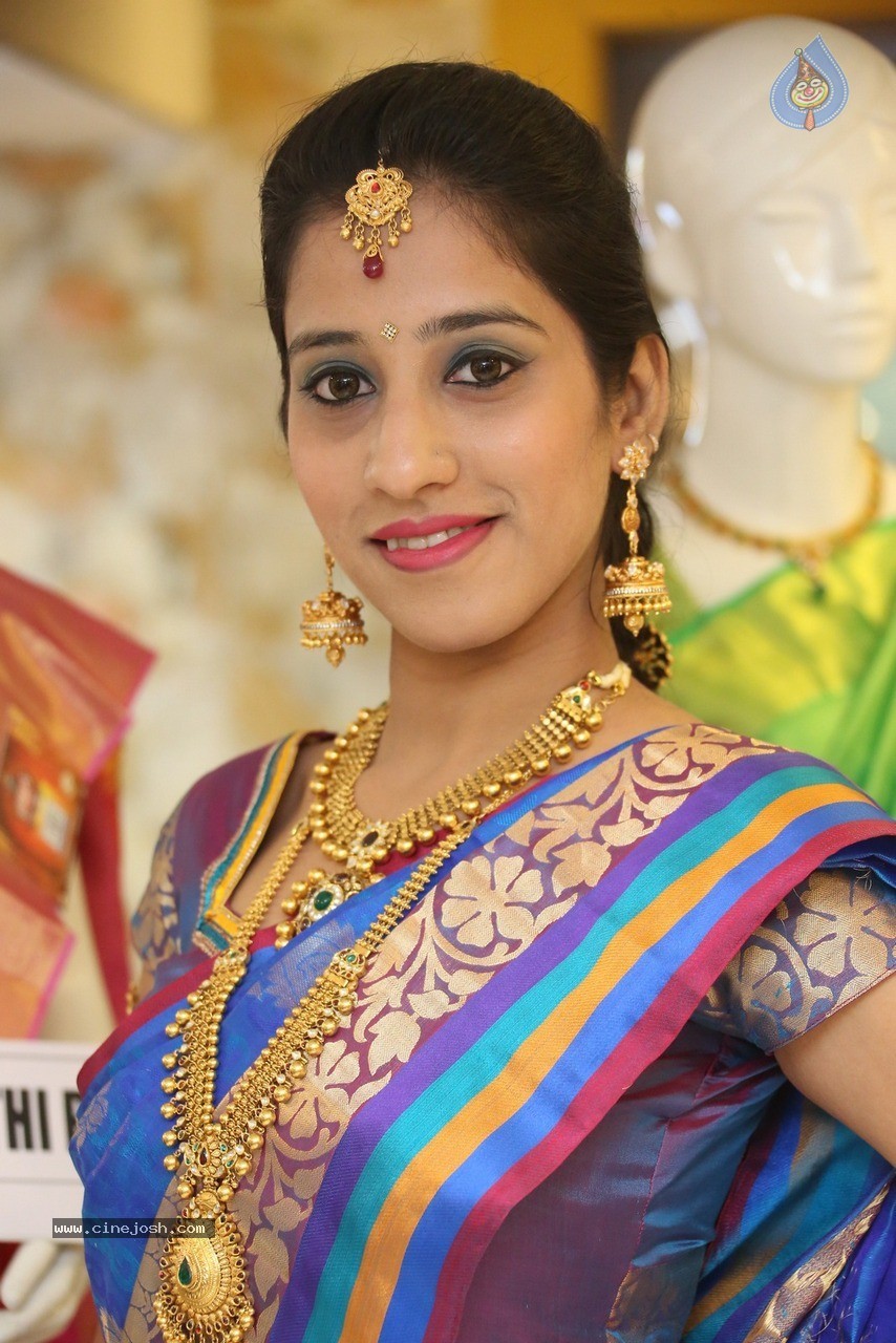 Ayesha Stills - 4 / 36 photos