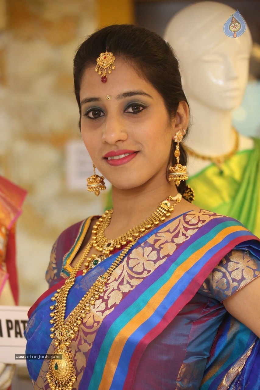 Ayesha Stills - 12 / 36 photos