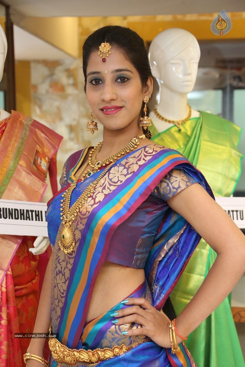 Ayesha Stills - 13 / 36 photos