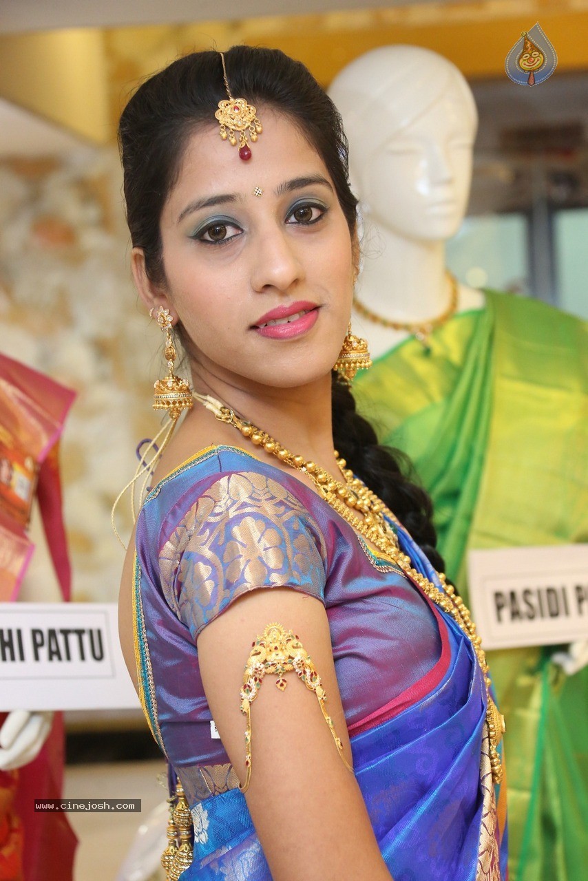 Ayesha Stills - 14 / 36 photos