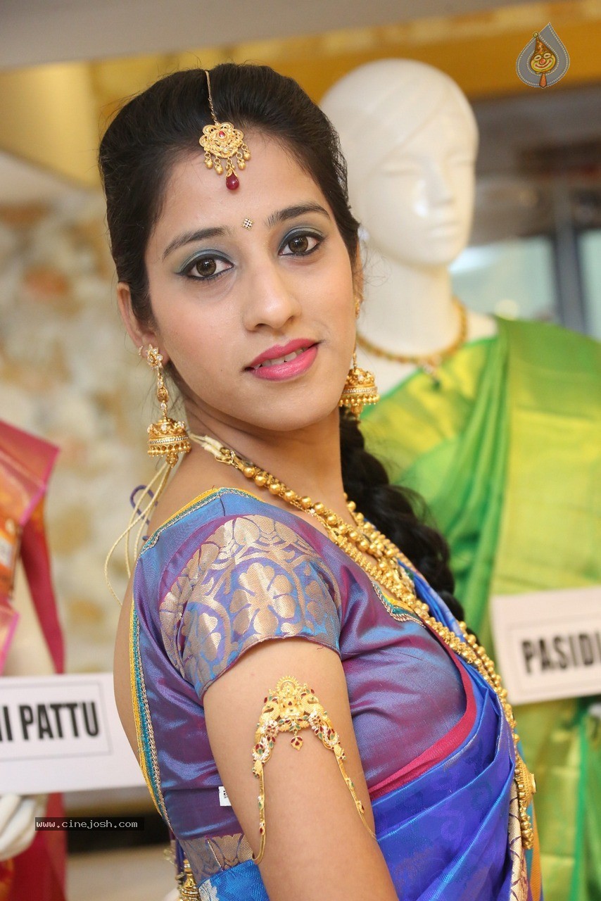 Ayesha Stills - 15 / 36 photos