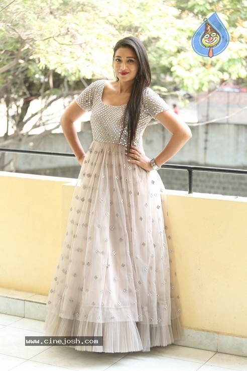 Bhanu Sri Stills - 10 / 17 photos