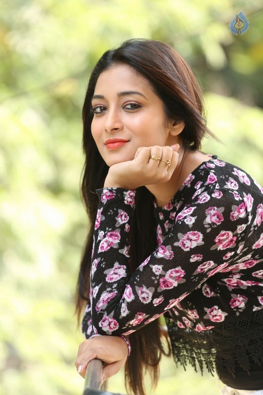 Bhanu Sri Stills - 28 / 41 photos