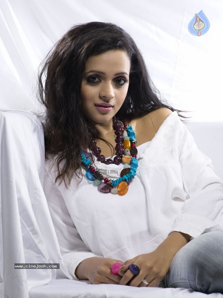 Bhavana Latest Stills - 47 / 77 photos