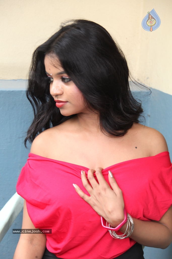 Bhavana Stills - 36 / 84 photos