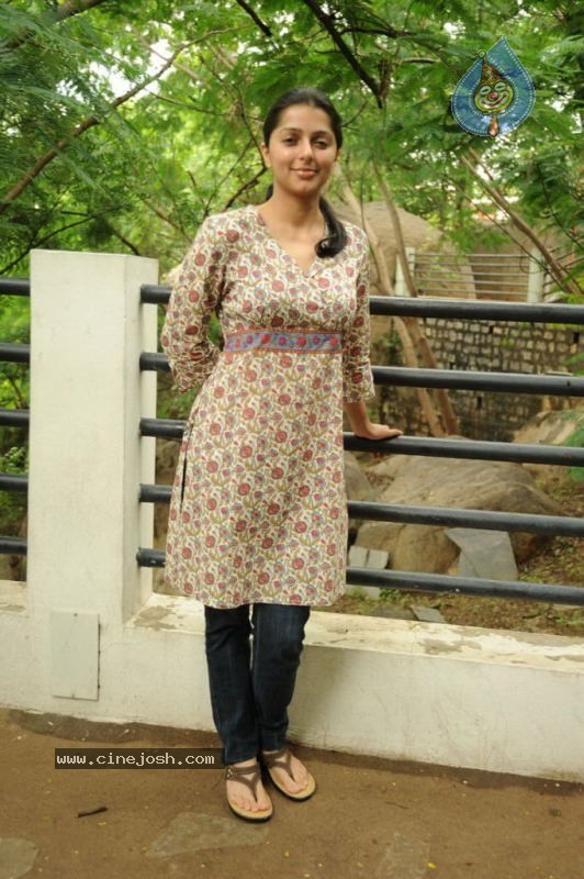 Bhumika New Stills - 4 / 17 photos