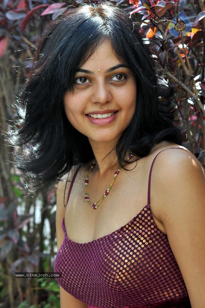 Bindu Madhavi Stills - 23 / 78 photos