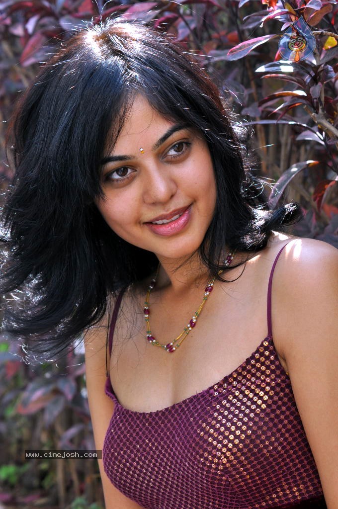 Bindu Madhavi Stills - 25 / 78 photos