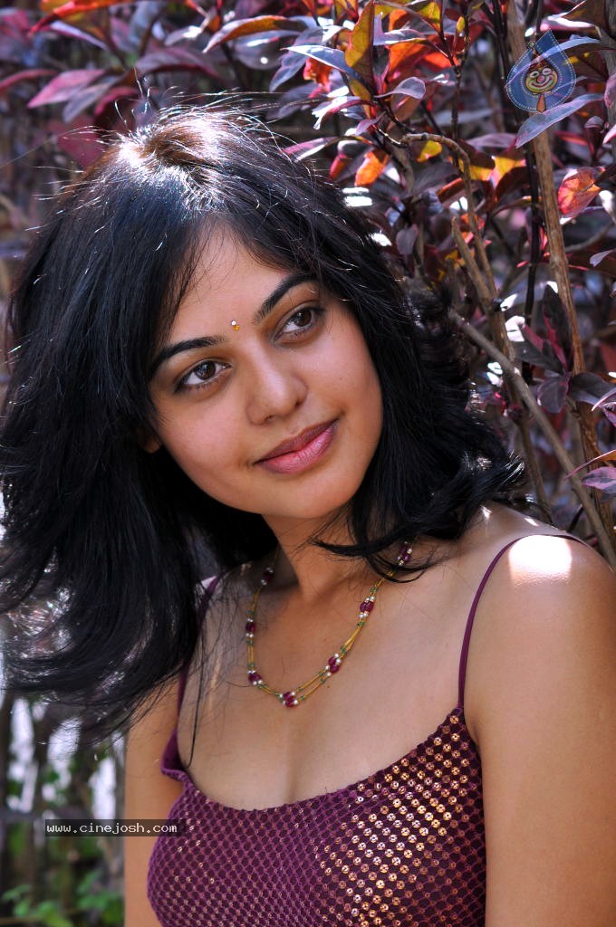 Bindu Madhavi Cute Wallpapers | Celebrities Photos Hub