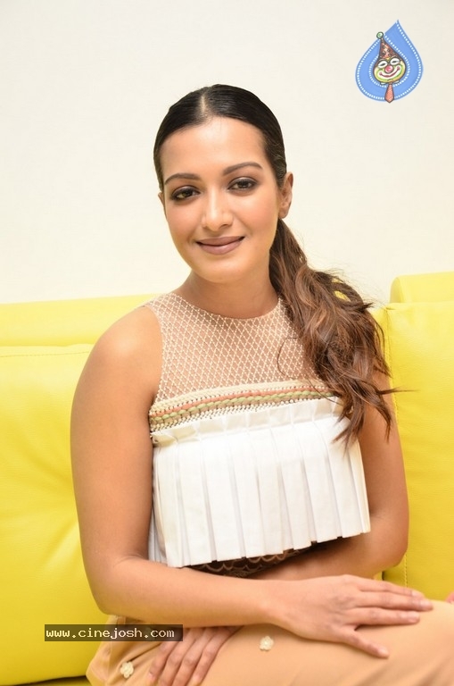 Catherine Tresa Photos - 6 / 21 photos