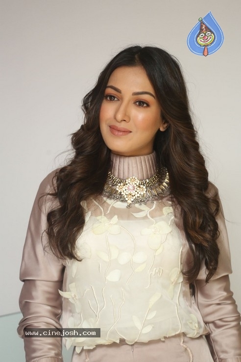 Catherine Tresa Photos - 29 / 42 photos