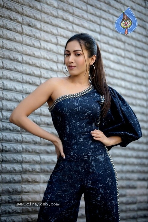 Catherine Tresa Stills - 1 / 6 photos