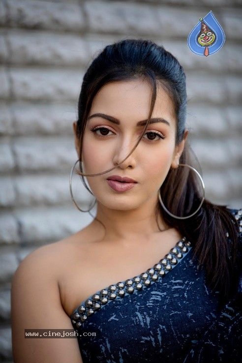 Catherine Tresa Stills - 5 / 6 photos