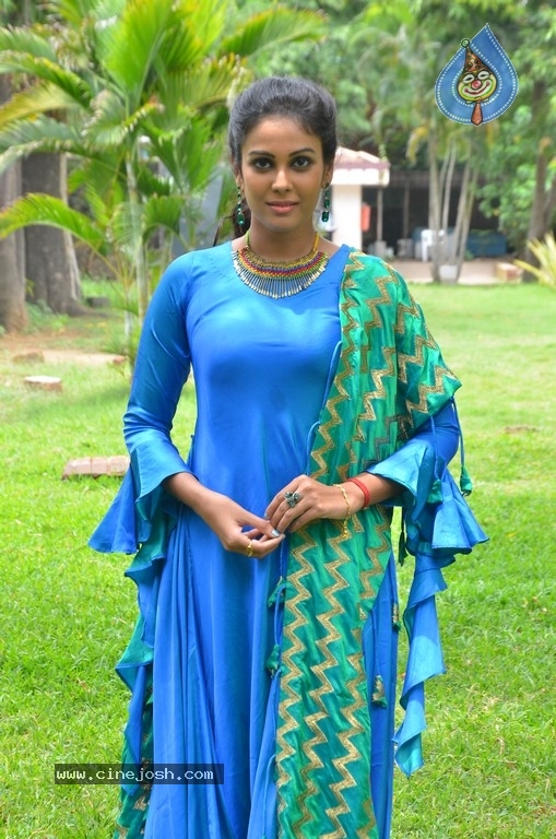 Chandini Tamilarasan Photos - 12 / 15 photos