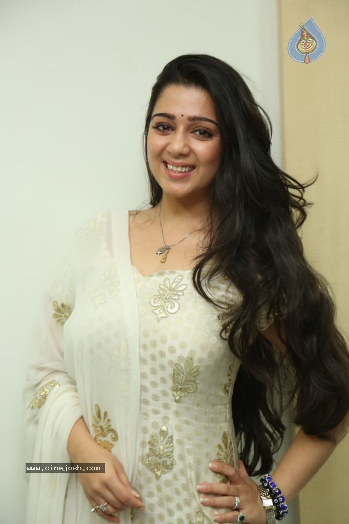 Charmi New Images - 13 / 43 photos